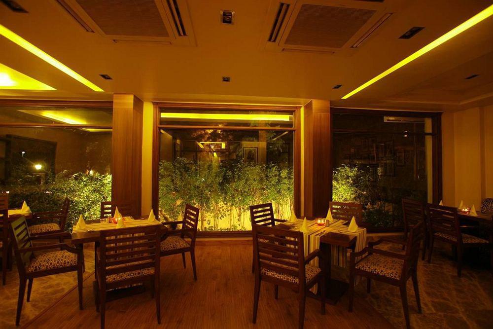 The Orion - Greater Kailash New Delhi Restaurang bild
